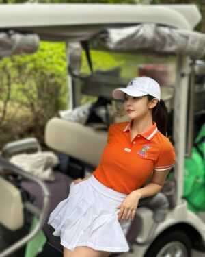 Choi Seol-hwa Instagram - .
#광고  혼가먼트 X 스머프 콜라보 출시🙉
혼가먼트에서 캐릭터 #스머프 알죠? 스머프랑 공식 콜라보레이션 아이템을 출시했어요!!
저는 오렌지가 너무 예뻐서 단번에 픽했어요😄
치마바지도 너무 예쁘고 상콤해서 바로 골랐는데 스윙 할 때도 꽤 편해서 놀랬어요!
사실 좀 불편 할 수도 있겠다 생각했었는데 치마바지라서 편하고 상의는 왜 또 편한건지..ㅎㅎㅎ 정말 편했고 스머프가 포인트라서 엄청 스포티하지도 않아서 더 좋았어요.
함께 있던 멤버들이 스머프 귀엽다고 브랜드 물어보더라구요😃
#혼가먼트 #HORNGARMENT #골프웨어 많이 사랑해주세요🤍