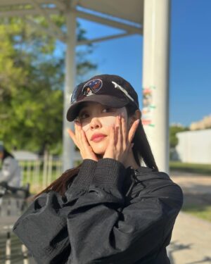Choi Seol-hwa Instagram - .
#공구예정 20일에서 21일로 넘어가는 자정에 자외선 차단패치공구 오픈이에요!😊
60%에서 최대 66%까지 할인하고 거기에 마스크형 자외선 차단패치도 선물로 드려요 사실상 그 이상 할인하는거죠ㅎㅎ

✅제가 이 그린티 자외선 차단패치를 선택한 이유 중 
첫째는 한 번 붙히면 라운딩이 끝날 때까지 안떨어져요! 접착력이 좋아요😊 그래서 피부에 안좋을까 생각했는데
두번째로 식약처 허가를 받아 미백과 주름개선효능 가지고 있는게 붙히고 있은게 피부에 이롭다고 하니 이득이더라고요.
세번째로 11가지 자연유래 성분들이 함유되어 있어서 패치를 떼어내고 그 부위가 욱신거리지 않았어요❗️

저 골프 처읍 시작했을 때 패치 라인 이상한것들뿐이라 붙히고 사진찍으면 이상했는데 그린티는 얼굴쉐입 잡아주는 라인이라 좋기도 하고 면적이 넓어서 더 많은 부위를 가릴 수도 있어서 좋더라고요😊

✅이번 공구에 골프하시는 분들 그리고 자전거나 야외조깅 오래하시는 분들은 꼭 구매하기면 좋겠어요!
✅구성도 좋고 할인율도 높아서 이번에 구매 해두시면 올해 여름은 자외선 걱정 안하셔도 될거예요🤗