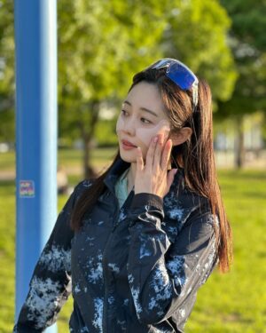 Choi Seol-hwa Instagram - .
#공구예정 20일에서 21일로 넘어가는 자정에 자외선 차단패치공구 오픈이에요!😊
60%에서 최대 66%까지 할인하고 거기에 마스크형 자외선 차단패치도 선물로 드려요 사실상 그 이상 할인하는거죠ㅎㅎ

✅제가 이 그린티 자외선 차단패치를 선택한 이유 중 
첫째는 한 번 붙히면 라운딩이 끝날 때까지 안떨어져요! 접착력이 좋아요😊 그래서 피부에 안좋을까 생각했는데
두번째로 식약처 허가를 받아 미백과 주름개선효능 가지고 있는게 붙히고 있은게 피부에 이롭다고 하니 이득이더라고요.
세번째로 11가지 자연유래 성분들이 함유되어 있어서 패치를 떼어내고 그 부위가 욱신거리지 않았어요❗️

저 골프 처읍 시작했을 때 패치 라인 이상한것들뿐이라 붙히고 사진찍으면 이상했는데 그린티는 얼굴쉐입 잡아주는 라인이라 좋기도 하고 면적이 넓어서 더 많은 부위를 가릴 수도 있어서 좋더라고요😊

✅이번 공구에 골프하시는 분들 그리고 자전거나 야외조깅 오래하시는 분들은 꼭 구매하기면 좋겠어요!
✅구성도 좋고 할인율도 높아서 이번에 구매 해두시면 올해 여름은 자외선 걱정 안하셔도 될거예요🤗