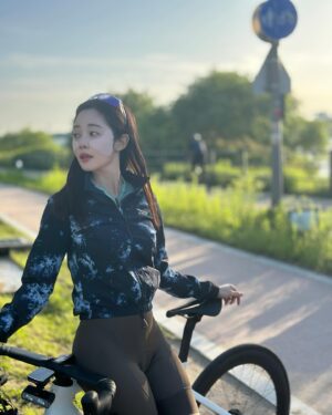 Choi Seol-hwa Instagram - #공구예정 
야외 스포츠하시는 분들 집중🌞
자외선 차단패치를 가져와봤어요!

✅그린티 골프패치는 피부의 좋은 11가지 자연유래성분이 담겨있어요🍀
그리고 이제 걷기만해도 땀 나는 날씨 오는데 땀 조금 흘리면 너덜너덜 떨어지는 접착성음 저리가라 딱 잘 붙어있는 접착성을 갖고 있어요! 
보통 라운딩 나가면 18홀 중간에 너덜너덜 떨어지는데 그림티패치는 샤워하기 전까지 잘 붙어있어서 좋더라고요
✅우수한 통기성과 땀 흡수력 덕분에 잘 붙어있나봐요. 유독 잘 붙어있더라고요. 
✅선크림의 자외선 차단율은 93%정도 밖에 안된다는 사실을 아세요? 
그린티 자와선 차단패치는 98.9%의 자외선 차단율을 갖고 있어요🌞 그래서 저는 주근깨가 제일 잘 생기는 곳에 싹 가져다 붙혀요🌞
✅그리고 그린티 패치의 디자인이 얼굴의 곡률과 유사하게 디자인을 해서 V라인처럼 갸름해 보이는 효과도 있어용✌🏻

🛑최소 60%에서 최대 66%까지 할인 끌고 와있으니 이번에 잔뜩 사두시고 올 여름에 주구장창 사용하세요.
접착력과 사이즈는 절대 후회 없을거예요❗️왜냐하면 저도 이것 저것 많이 사용해봤기 때문이쥬ㅎ
🛑사은품으로 제가 붙히고 있는 볼패치형을 주문하시면 최대 세박스까지 마스크형패치를 사은품으로 드려요✨😍