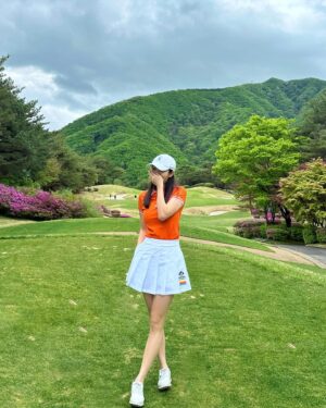 Choi Seol-hwa Instagram - .
#광고  혼가먼트 X 스머프 콜라보 출시🙉
혼가먼트에서 캐릭터 #스머프 알죠? 스머프랑 공식 콜라보레이션 아이템을 출시했어요!!
저는 오렌지가 너무 예뻐서 단번에 픽했어요😄
치마바지도 너무 예쁘고 상콤해서 바로 골랐는데 스윙 할 때도 꽤 편해서 놀랬어요!
사실 좀 불편 할 수도 있겠다 생각했었는데 치마바지라서 편하고 상의는 왜 또 편한건지..ㅎㅎㅎ 정말 편했고 스머프가 포인트라서 엄청 스포티하지도 않아서 더 좋았어요.
함께 있던 멤버들이 스머프 귀엽다고 브랜드 물어보더라구요😃
#혼가먼트 #HORNGARMENT #골프웨어 많이 사랑해주세요🤍