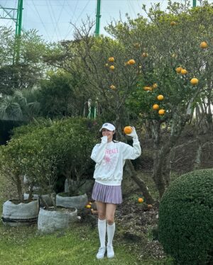 Choi Seol-hwa Instagram - #광고 얼마전에 다녀온 제주도의 파3 골프연습장🏝️
gdr에서 연습 후 인도어 vip실에 깔려있는 골프존에서 게임도 즐길 수 있고 야외 연습장은 조경이 예술이라 연습하면서 힐링 제대로 하고 올 수 있는 곳🏝️✨
심지어 이곳 회장님께서 직접 만드신 레고들이 가득한 레고 박물관도 있어요🚂🧸
남친이랑 가서 연습하고 구경하고 힐링하고 오고 싶어여..🩵