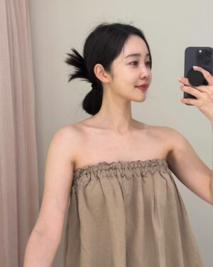 Choi Seol-hwa Instagram - #공구예정 청담동에 위치한 #황금희에스테틱 혹시 아세요?
제가 최근 몇개월간 턱살 광대살 내려오고 얼태기오면서 거울도 보기 싫고 카메라도 정면으로 못 보겠더라고요.
그러다가 여기 잘한다고 해서 내돈내산으로 다녀왔는데 진짜 턱 아래살이 쭉 올라간거예요‼️

저는 작은얼굴 하이퍼 같이 했어요❗️그래서 1주일에 한번씩 두번 더 갔다가 오늘은 미팅하러 가서 네고 왕창해왔잖아요🩵
사실 공구 안해주실 줄 알았는데 네고 많이 해주셨어용
자세한건 오늘 연락 주신다네요😄

솔직히 사리사욕이 더 커요..😍
자주 받고 싶은데 너무 비싸서..고민하고 있었거등요><

비포이 애프터 사진 보여드리고 싶은데 비포가 너무 못나서…… 고민 쫌만해보께요.ㅎ
당장 다음주에 공구 들어가기로 했으니까
얼굴 살 쳐지시는 분   볼꺼짐 있으신분 얼굴 빛 탁하신 분들 대기하셔야 돼요✨