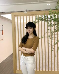 Choi Seol-hwa Instagram - . 19년도의 난 진촤 영했당.. 애기였당.. 19년도에 사용하던 폰 보면서 추억팔이하다가 멘탈 내려앉았댜😀🫠 3년 만에 피부 탄력이 이렇게 달라진다구?? 나 울어😭😭😭 그래서 저 관리 더 열심히 해야겠어요🧐