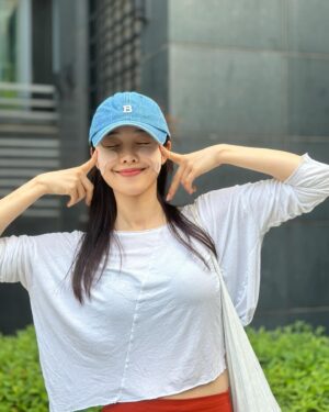 Choi Seol-hwa Instagram - #공구중 자외선 차단패치 접착력 왕 좋아요!!
세번째 사진이 한 번 떼어냈다가 붙힌거요! 
생각보다 잘 붙어있죠!? 
그리고 마지막 사진은 한 번도 안 떼어 낸거예요😊 역시 아직도 말도 안되게 찰싹 잘 붙어있어요😊심지어 두시간이 지난 아직도 쿨링감이 돌아요🥶

이번 공구 말도 안되는 구성에 엄청 저렴하게 나와있으니까 올 여름 자외선 차단패치 쟁여두세요🩵
