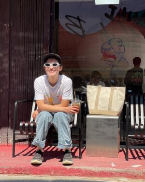 Chollatorn Pratchyaroongroj Instagram - กับกระเป๋าคู่ใจที่คาเฟ่ใหม่สุดฮอต 😆😎