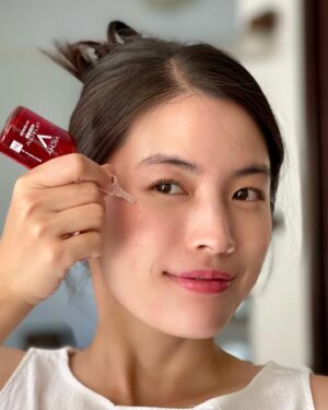 Chollatorn Pratchyaroongroj Instagram - มาแนะนำเซรั่ม Vichy Liftactiv B3 Serum ตัวดังลดจุดด่างดำ มีส่วนผสมของ Niacinamide, Cg (Anti-Oxidant), AHA, Tranexamic Acid เรียกได้ว่าจับทุกจุดของจุดด่างดำเลยจริงๆ เนื้อสัมผัสบางเบา ทาแล้วลงเมคอัพต่อได้เลย ไม่มีน้ำหอม ซิลิโคน และแอลกอฮอล์ ☀️ เพิ่งจัดอีเวนท์กลางแดดจ้าไป 5 วันติด เหมาะมากใช้ตัวนี้ช่วยทั้งฟื้นฟูผิวและรอยดำที่อยู่บนหน้าแจมค่ะ ❤️🌹 #VichyTH #LiftactivTH #ตัดวงจรจุดดำด้วยVichy