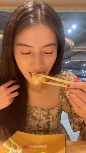 Chollatorn Pratchyaroongroj Instagram - 🫰🏻 Kokoro Omakase 🍣
เป็นร้านลูกของ Ichizu ที่แฝงตัวอยู่บนชั้นสอง Central Eastville คอร์ส Big Heart คุณภาพและจำนวนคำคุ้มเกินคาด มีปลาเด่นๆและอูนิครบถ้วน ที่เซอร์ไพรส์คือมี Shirako Tempura ด้วย (อันนี้ต้องรีบไปกินหน่อยเพราะใกล้หมดซีซั่นแล้วค่ะ) ปลาทำรสชาติแนวดั้งเดิม และมีหลายคำที่เสิร์ฟแนววาไรตี้สนุกๆ อร่อยค่ะ 💕🍣🫶🏻
