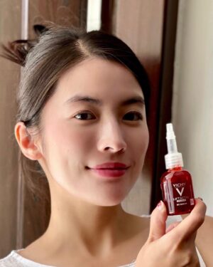 Chollatorn Pratchyaroongroj Instagram - มาแนะนำเซรั่ม Vichy Liftactiv B3 Serum ตัวดังลดจุดด่างดำ มีส่วนผสมของ Niacinamide, Cg (Anti-Oxidant), AHA, Tranexamic Acid เรียกได้ว่าจับทุกจุดของจุดด่างดำเลยจริงๆ เนื้อสัมผัสบางเบา ทาแล้วลงเมคอัพต่อได้เลย ไม่มีน้ำหอม ซิลิโคน และแอลกอฮอล์ ☀️ เพิ่งจัดอีเวนท์กลางแดดจ้าไป 5 วันติด เหมาะมากใช้ตัวนี้ช่วยทั้งฟื้นฟูผิวและรอยดำที่อยู่บนหน้าแจมค่ะ ❤️🌹 #VichyTH #LiftactivTH #ตัดวงจรจุดดำด้วยVichy