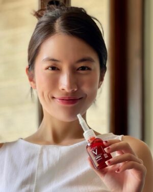 Chollatorn Pratchyaroongroj Instagram - มาแนะนำเซรั่ม Vichy Liftactiv B3 Serum ตัวดังลดจุดด่างดำ มีส่วนผสมของ Niacinamide, Cg (Anti-Oxidant), AHA, Tranexamic Acid เรียกได้ว่าจับทุกจุดของจุดด่างดำเลยจริงๆ เนื้อสัมผัสบางเบา ทาแล้วลงเมคอัพต่อได้เลย ไม่มีน้ำหอม ซิลิโคน และแอลกอฮอล์ ☀️ เพิ่งจัดอีเวนท์กลางแดดจ้าไป 5 วันติด เหมาะมากใช้ตัวนี้ช่วยทั้งฟื้นฟูผิวและรอยดำที่อยู่บนหน้าแจมค่ะ ❤️🌹 #VichyTH #LiftactivTH #ตัดวงจรจุดดำด้วยVichy
