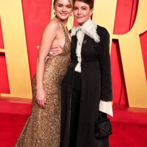 Christa Miller Instagram - Had the most fun last night at the @vanityfair Oscar Party with @charlotteslawrence and even got to photo bomb my dear friend Brendan Fraser 💛🥂💃🏼

Makeup @kathyjeung 
Hair @pamwiggy 
Styling @janellermiller 
Wearing @commedesgarcons