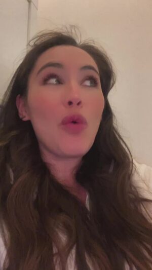 Christina Chong Instagram - Good Evening! 

Exclusive BTS from today over at Subscriptions and a few Signed EPs left online 😉

Love you all!! 😘😘😘