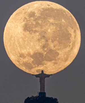 Christina Dieckmann Instagram - ESPECTACULAR “ RÍO DE JANEIRO” 🤩 #brasil #riodejaneiro #rj  #luna #lunallena  Via: @leosens