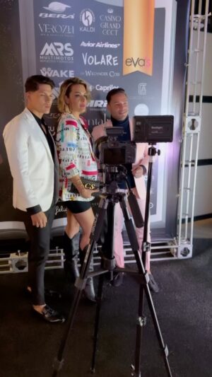 Christina Dieckmann Instagram - Disfrutando de una espectacular noche con mis amigos @rmurieles @jeonisoficial en el evento de EVA’S Magazine @evasmagazines una revista con estilo, elegancia y talento.  Mi outfit es de  @zalimeth.collection  los accesorios @obduliasaccesorios unas bellas argollas doradas con negro.
