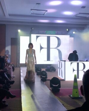 Christina Dieckmann Instagram - En la Noche de ayer, acompañada de mis queridos amigos @artiehoyos @ricardohoyoss disfrutamos del evento @autopistadelamoda , un desfile de 15 diseñadores emprendedores y marcas de la moda. Felicidades a los organizadores del @srtafashionvzla @raynold_steven @blackking00 quienes con mucha dedicación, nos deslumbraron con cada detalle e impecable presentación. 🤩👏👏👏 #desfile #fashion #formula23 #autopistadelamoda #modelos #payacademia #evento #caracas #venezuela