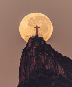 Christina Dieckmann Instagram - ESPECTACULAR “ RÍO DE JANEIRO” 🤩 #brasil #riodejaneiro #rj  #luna #lunallena  Via: @leosens