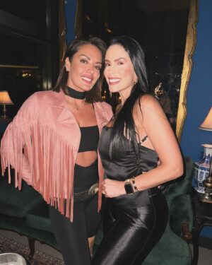 Christina Dieckmann Instagram - Celebración de Cumple! Ay por qué 22 de abril cayó lunes… Bueno se celebra hoy chama🤣✌🏻😎#decumple #parte2 @claudiavaldimora La Categoría Es Rostro💋 @bycandyherrera “Una tienda exclusiva, donde siempre vas a estar a la moda!” 😍✌🏻😎 #candyherrera 💕