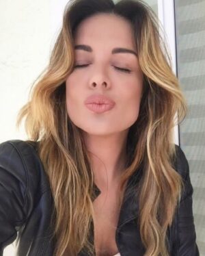 Christina Dieckmann Instagram - Quiero dedicarle este Post a mis queridos amigos que los extraño Buuuurda🥰! Recordando los divertidos momentos, donde siempre todo era motivo de chiste y risas. Mi @amichidivino @miguelangelduqueofficial 🥰 quien me maquillo belliiiiisima🤩 y mi queridísimo @mishamaxphoto que quiero muchiiismo🌹, el “ SHI SHABE DE FOTOS”🤩📸Mi forma cariñosa decirle que me encanta su trabajo,donde cada vez que hacíamos fotos yo quedaba fascinada. Los QUIERRRRRO CON MUCHO CARRRRRIÑO MIS AMORES! ❤️❤️ Los extraño❤️🌹🥰😘😘😘 #makeup #makeupideas #photography #photo #amigos #miami