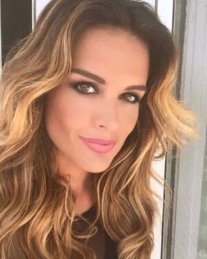 Christina Dieckmann Instagram - Quiero dedicarle este Post a mis queridos amigos que los extraño Buuuurda🥰! Recordando los divertidos momentos, donde siempre todo era motivo de chiste y risas. Mi @amichidivino @miguelangelduqueofficial 🥰 quien me maquillo belliiiiisima🤩 y mi queridísimo @mishamaxphoto que quiero muchiiismo🌹, el “ SHI SHABE DE FOTOS”🤩📸Mi forma cariñosa decirle que me encanta su trabajo,donde cada vez que hacíamos fotos yo quedaba fascinada. Los QUIERRRRRO CON MUCHO CARRRRRIÑO MIS AMORES! ❤️❤️ Los extraño❤️🌹🥰😘😘😘 #makeup #makeupideas #photography #photo #amigos #miami