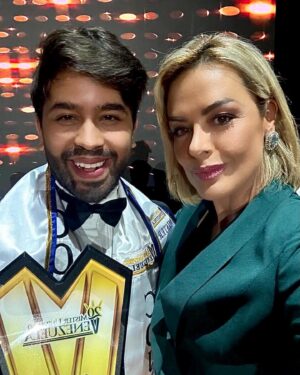 Christina Dieckmann Instagram - En la noche de ayer, La Organización Nacional, celebró la Edición Aniversario del “Mister Universo Venezuela 2023”, “20 años Formando Campeones”. 🏆

El Mister Universo Venezuela 2023, se dio acabo en el Teatro de la Hermandad Gallega, de la ciudad de Caracas, Pudimos ver la magnificencia de un concurso Masculino, organizado por El Presidente @albertomaneiror y su equipo de producción de la Organización del concurso.

Felicidades a la Organización y Participantes del concurso por tan esplendido Show.

Gracias por la invitación como Jurado, en esta edición del Mister Universo a Venezuela 2023. 

Gracias también a mi querido amigo @venegasalej_sastre quien me vistió con un Blazer y Pantalón, color Verde Esmeralda con elegancia y estilo.

Felicidades a los Nuevos Campeones 
Mister Universo Venezuela 2023🏆, @eduardofranlex, por el estado COJEDES.
Mister Mundo Venezuela 2023🏆, @keyrodriguez_model, por el estado PORTUGUESA.
Mister Internacional Venezuela 2023🏆, @alejandrocarrillo.2811 , por el estado TACHIRA.
#JoseNoriega @josejesusnf1 por el estado SUCRE y #JoseMoreno por el estado BOLIVAR lograron posesionarse en Tercero y Cuarto finalista.
Y  también a todos los participantes que consolidaron este concurso.

Agradecida con todo el equipo de producción de la Organización Nacional “Mister Universo Venezuela”, exitos para todos ustedes.
@ricardoanavas @vitomeom 
#misteruniversovenezuela2023
#misteruniversovenezuela
#concursomasculino
#escueladecampeones
#concursodecampeones
#venezuela
#concurso
#organizacionmisteruniversovenezuela