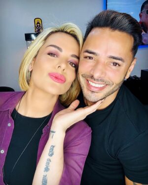 Christina Dieckmann Instagram - Siempre de la mano de mi querido y amado @roderis_murieles , gracias por tan Bello trabajo! Me encanto! Siempre rubia. 😜 I Love You💕💇🏼‍♀️ #estilista #fashion #rubia #siemprerubia  #haircolor