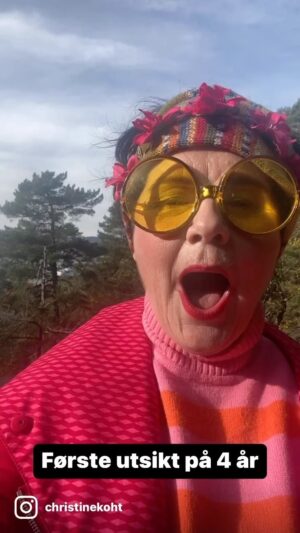 Christine Koht Instagram - Jeg må bare fortelle dere, at det er så mye som er rart og magisk nå⭐️
Det er som om jeg opplever livet for første gang! 
WOW! sier jeg om og om igjen. 
Det føles som om jeg er nyklekket, helt ny i verden.
Jeg har fått så mye innsikt på veien mens jeg var syk. 
Men utsikt har jeg bare hatt inni hodet mitt. Jeg har drømt om å gå på fjellet eller langs sjøen.
Og tenk, i dag har jeg fått se ekte utsikt! Jeg klart å gå helt opp til Ekeberg i Oslo. Så fantastisk! 
Jeg føler meg som et barn igjen.
Og jeg tenker ofte, flere ganger om dagen –
at dette øyeblikket her, det er det ENESTE jeg har. 
Og det er hobbyen min nå, å spare på øyeblikk. Spare på gleder. Så boken min, Dødsfrisk, den syns jeg er full av både innsikt og utsikt ⭐️
 Dere har fortsatt muligheten til å forhåndsbestille boken min med en signert hjertehilsen fra meg. 
Da må du trykke på noe som heter 
Link i bio . Den står øverst på min egen siden . ( jeg skjønner det ikke helt selv :)