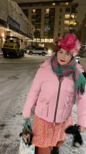 Christine Koht Instagram - Kom igjen, venner! 💥
Dette er et fantastisk mulighet! Alle i hele Norge kan se meg live 29. januar kl 20:00 via tjenesten streamy.no!
Den DØDSbillige billetten koster bare 149 kroner! Det er billigere enn en pakke røyk! Og jeg er MYE morsommere og ikke helsefarlig! 
Jeg har stått opp fra de døde, husk det! Og dette er den ene forestillingen jeg gjør i år. 
Jeg atser ALT på å leve til 30. januar, for jeg VIL ha ett show før jeg dør!
Det blir DØDSgøy!
Så da må du trykke på det som heter linkibio (setningen under min profiltekst!).
#dødsfrisk #show #streamy #live