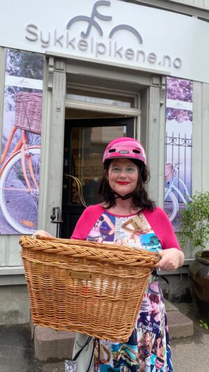 Christine Koht Instagram - I dag er en STOR merkedag for meg❣️
For første gang har jeg greid å sykle på 2 hjul! Tenk det! Jeg trodde at jeg bare kunne sykle handikap 3 - hjul. Men nå prøvde jeg meg i dag, og jeg kan, selvom jeg velter litt, sykle rett frem. 
Jeg hyler av glede. Og ler høyt helt for meg selv.
For en gave❣️❣️❣️❣️