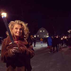 Christine Meltzer Instagram - Fyllde år igår.
Glitter på kind och
en fackla i hand för å aldrig glömma att lågan alltid måste brinna.
En låga för livet.
Å att man fått promenera ännu ett år här på detta som kallas jorden.
Det e jag så tacksam för.
❤️🎈❤️
