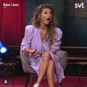 Christine Meltzer Instagram - Jodå.
Finklänning på.
Vinka i kameran.
Le.
Gör allt för å behålla värdigheten.
Hur det går?!

IKVÄLL 20.00 i bäst i test ere jag som gör mitt bästa.
En gör vad en kan.
Å jo jag kan ha tänkt UTANFÖR BOXEN nångång 🙈