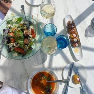 Christine Meltzer Instagram - ASSÅÅÅÅÅ!!
JAG badar badar badar. Badar badar.
Å badar.
Dricker fruktsallad (med procent i ) men ändå nyttigt ju.
Äter. Äter. Badar.
Å JUST DET, det bästa av allt:
jag har köpt, jo sant 😅sån där man kan flyta på. Lång pinne ni vet i frigolit som barn har. Eller som en 👵🏼, vilket som så är det ett genidrag.
Tänk att jag är ett geni.
Frigolit och en pinne.
💡❤️