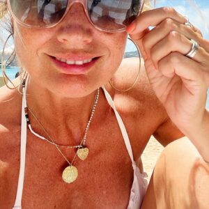 Christine Meltzer Instagram - Såhär.
Okej jag är såhär när jag är på semester.
Ligger i en solstol på en strand. 
Ett ställe jag googlat mig till hemma i vintras.
Drömt.
Letat.
Längtat.
Hittat den perfekta mysigaste stranden.
Snart e vi där.
Ska bara jobba klart å stänga ner hemma.
Sen helt plötsligt är dagen inne.
Jag ÄR på den magiska stranden.
Jag har lagt ut min handduk.
Nu ska jag bara njuta.
Ligger 5 minuter.
Sen börjar jag googla på var vi ska äta ikväll.
Var ska vi bada imorrn då.
Har vi missat nån ännu mysigare strand.
Å jo.
Jag låg också å tänkte på var ska vi resa nästa gång.
Määäh.
Hallå.
Ere ba jag?!
#carpediemtypinte