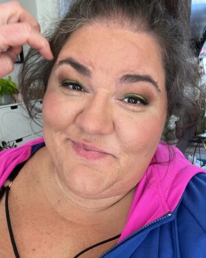 Christine Morency Instagram - D’un maquillage de sketch pour les Olivier au maquillage du soir du Gala! 

2 CCM, 2 exploits! 
Bravo aux talentueuses artistes du make up!

Pis bravo à ma mère d’être AUSSI CUTE! 
La plus belle femme au monde, inside out! ♥️

Les trophées ce sera peut être pour une autre fois… En attendant, m’a me contenter d’être COMPLÈTEMENT CHAUDASSE (et confo) sur les tapis rouges! 🔥😎🔥

(Un ÉNORME M-E-R-C-I, tout chaud, à toutes les personnes qui ont voté pour moi et TOUTES celles qui se déplacent en salle pour venir voir mon show! 
ÇA c’est plus doux que n’importe quel bibelot! 🥹🫶)

STARTED FROM THE BOTTOM NOW WE’RE HERE! 

🤘