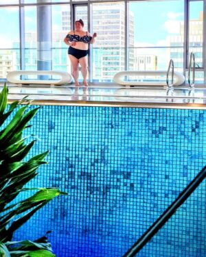Christine Morency Instagram - P'tite baignade au RITZ, les chums!?

Piscine au penthouse. Pas plate.
#VoyagerChezNous

#laviedesgensrichesetcélèbres #JeMeSuisMemePasRasée #MenSacre #LaMadameAvecSaSacocheGucciAFaiteLeSaut #HAHAHA #128piassesLeSideDeSaucisses