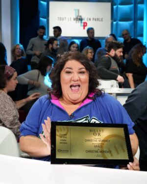 Christine Morency Instagram - 🌟🎟️🌟 BILLET D’OR 🌟🎟️🌟

C’est complètement fou!! 

50 000 billets vendus avant même d’avoir fait les premières médiatiques, c’est vrai rêve!! Un rêve auquel j’osais même pas rêver!! 😅

Pour vrai, c’est une belle marque de confiance.

Hier, dans l’émotion pis dans l’excitation de la surprise, j’ai oublié de vous dire merci.

C’est con. Parce que ce billet d’or là, c’est complètement GRÂCE à vous!! 

MERCI ESTI!! 🥹😍♥️

📸 : Karine Dufour @kaduf 

👗 : Mathieu Caron @feelingmathieucaron 

#TacTac!