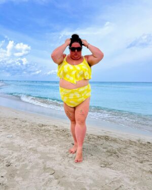 Christine Morency Instagram - Mon beach body avait besoin de se ressourcer au soleil!

☀️🌴

J’avais jamais osé voyager à Cuba, j’aurais dû venir avant! 

Les gens sont excessivement gentils, la bouffe est ben correct (#UnBuffetCestUnBuffet) pis c’est sincèrement LA PLUS BELLE PLAGE QUE J’AI VU DE MA VIE! 

Merci à Stéphanie, mon agente de voyage de @voyagesgendron qui a 100% compris mes besoins! Elle m’a dit que le Mélia c’était un petit bijou pis elle avait absolument raison! 
(Pour ceux qui le demande, on est au @meliainternacionalvaradero )

Grâce à elle, ma best pis moi on a pu flasher nos beaux body à ´journée longue! 

Je vous drop ici le meilleur de notre shooting photo.

PARCE QUE T’SÉ! 👙🌊🌴