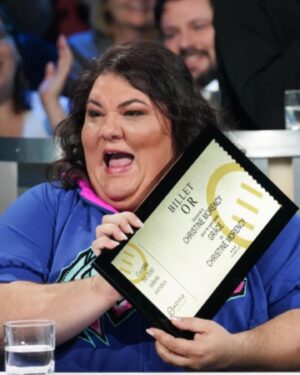 Christine Morency Instagram - 🌟🎟️🌟 BILLET D’OR 🌟🎟️🌟

C’est complètement fou!! 

50 000 billets vendus avant même d’avoir fait les premières médiatiques, c’est vrai rêve!! Un rêve auquel j’osais même pas rêver!! 😅

Pour vrai, c’est une belle marque de confiance.

Hier, dans l’émotion pis dans l’excitation de la surprise, j’ai oublié de vous dire merci.

C’est con. Parce que ce billet d’or là, c’est complètement GRÂCE à vous!! 

MERCI ESTI!! 🥹😍♥️

📸 : Karine Dufour @kaduf 

👗 : Mathieu Caron @feelingmathieucaron 

#TacTac!
