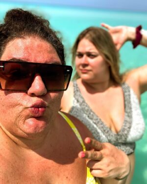 Christine Morency Instagram - Mon beach body avait besoin de se ressourcer au soleil!

☀️🌴

J’avais jamais osé voyager à Cuba, j’aurais dû venir avant! 

Les gens sont excessivement gentils, la bouffe est ben correct (#UnBuffetCestUnBuffet) pis c’est sincèrement LA PLUS BELLE PLAGE QUE J’AI VU DE MA VIE! 

Merci à Stéphanie, mon agente de voyage de @voyagesgendron qui a 100% compris mes besoins! Elle m’a dit que le Mélia c’était un petit bijou pis elle avait absolument raison! 
(Pour ceux qui le demande, on est au @meliainternacionalvaradero )

Grâce à elle, ma best pis moi on a pu flasher nos beaux body à ´journée longue! 

Je vous drop ici le meilleur de notre shooting photo.

PARCE QUE T’SÉ! 👙🌊🌴