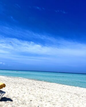Christine Morency Instagram - Mon beach body avait besoin de se ressourcer au soleil!

☀️🌴

J’avais jamais osé voyager à Cuba, j’aurais dû venir avant! 

Les gens sont excessivement gentils, la bouffe est ben correct (#UnBuffetCestUnBuffet) pis c’est sincèrement LA PLUS BELLE PLAGE QUE J’AI VU DE MA VIE! 

Merci à Stéphanie, mon agente de voyage de @voyagesgendron qui a 100% compris mes besoins! Elle m’a dit que le Mélia c’était un petit bijou pis elle avait absolument raison! 
(Pour ceux qui le demande, on est au @meliainternacionalvaradero )

Grâce à elle, ma best pis moi on a pu flasher nos beaux body à ´journée longue! 

Je vous drop ici le meilleur de notre shooting photo.

PARCE QUE T’SÉ! 👙🌊🌴