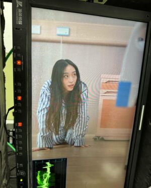 Christine Lo Instagram - 終於演到瘋子
披頭散髮
光腳丫子亂跑
髒兮兮的

好 開 心
🤣🤣