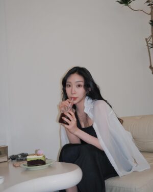 Christine Lo Instagram - 😗📷🐶🍰☕️