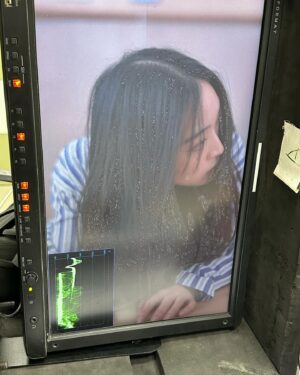 Christine Lo Instagram - 終於演到瘋子
披頭散髮
光腳丫子亂跑
髒兮兮的

好 開 心
🤣🤣