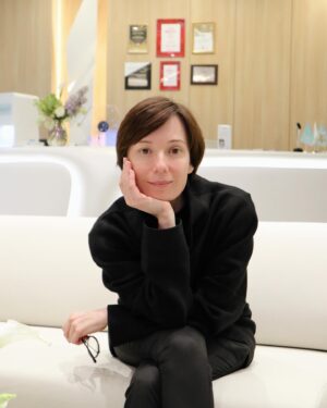 Chulpan Khamatova Instagram - Репетиции, съемки, спектакли, поездки, встречи, ежедневно расписанный планер – и так день за днем…
В современных реалиях мы все привыкли работать, идти к цели, двигаться сами и двигать мир – ежедневно, ежечасно. 
И так тяжело остановиться, и уделить время себе и своему здоровью. Тогда как наш организм в этих условиях особенно нуждается в периодической перезагрузке и обновлении.
Вот и я, оставив все дела в Москве, отправилась отдыхать и оздоравливаться в северную столицу – дышать чистым воздухом Курортного района и любоваться красотой Финского залива на инновационном курорте Первая Линия @hcresort.
За пять дней пребывания на курорте я прошла полноценную восстановительную программу
Вернулась в Москву творить и работать, преобразившись внутренне и внешне.
Спасибо @masha_grudina за создание такого уникального места.

 #перваялиния #hcresort