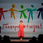Chulpan Khamatova Instagram - Друзья, вы сделали День Рождения фонда @podarizhizn настоящим праздником, пожертвовав на лечение детей 4 369 001,56 рублей! Спасибо всем, кто услышал наш призыв о помощи в эфире программы @vecherniy_urgant и здесь в социальных сетях. Я ещё раз хочу напомнить, что не нужно думать, что без вас «обойдутся». Вчерашний день это показал — такая сумма собралась только благодаря самым разным пожертвованиям сотен людей со всей страны. Но помощь нам нужна постоянно, дети болеют каждый день. Поэтому, пожалуйста, оставайтесь с нами. Ссылка, как помочь — всегда в описании моего профиля.