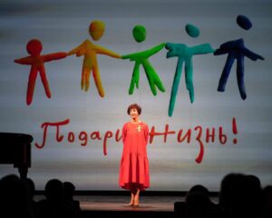 Chulpan Khamatova Instagram - Друзья,  вы сделали День Рождения фонда  @podarizhizn настоящим праздником, пожертвовав на лечение детей 4 369 001,56 рублей! Спасибо всем, кто услышал наш призыв о помощи в эфире программы @vecherniy_urgant и здесь в социальных сетях. Я ещё раз хочу напомнить, что не нужно думать, что без вас «обойдутся». Вчерашний день это показал — такая сумма собралась только благодаря  самым разным пожертвованиям сотен людей со всей страны. Но помощь нам нужна постоянно, дети болеют каждый день. Поэтому, пожалуйста, оставайтесь с нами. Ссылка, как помочь — всегда в описании моего профиля.