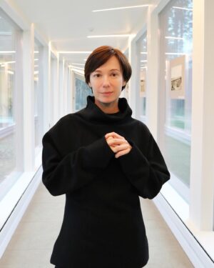 Chulpan Khamatova Instagram - Репетиции, съемки, спектакли, поездки, встречи, ежедневно расписанный планер – и так день за днем…
В современных реалиях мы все привыкли работать, идти к цели, двигаться сами и двигать мир – ежедневно, ежечасно. 
И так тяжело остановиться, и уделить время себе и своему здоровью. Тогда как наш организм в этих условиях особенно нуждается в периодической перезагрузке и обновлении.
Вот и я, оставив все дела в Москве, отправилась отдыхать и оздоравливаться в северную столицу – дышать чистым воздухом Курортного района и любоваться красотой Финского залива на инновационном курорте Первая Линия @hcresort.
За пять дней пребывания на курорте я прошла полноценную восстановительную программу
Вернулась в Москву творить и работать, преобразившись внутренне и внешне.
Спасибо @masha_grudina за создание такого уникального места.

 #перваялиния #hcresort