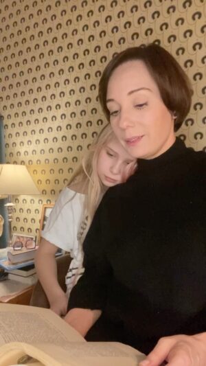 Chulpan Khamatova Instagram - Есть дети, которым чтение дается с трудом. Очень часто это связано с дислексией и другими особенностями восприятия. 
Дислексия – не болезнь. Но учиться с ней действительно сложно. Можно попасть в двоечники и не выбраться. 
Это еще одна из причин, по которым я поддерживаю @dyslexia.russia. 

В России прошла вторая Международная Неделя осведомленности о дислексии, и я хочу, чтобы все родители, у кого дети плохо учатся, знали: возможно, это – дислексия. И каждый может обратиться в онлайн-центр #центрпиотровской @dyslexia.russia за бесплатной консультацией! #учитьсяможнонаучиться

Я призываю всех поддержать наш флешмоб и выложить такой же рассказ о своей любимой книге или даже прочитать отрывок из неё. И рассказать о дислексии, о том, куда можно обратиться за помощью и как помочь ребенку дома: например, читать вслух или включать аудиокниги. Делитесь вашими лайфхаками!

 #дислексияфлешмоб