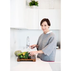 Chulpan Khamatova Instagram - Что создает вам заряд на будущий день, уют в вашем доме? Я люблю приготовить что-нибудь для хорошего настроения, и этот процесс хочется сделать максимально приятным, быстрым и ловким, даже красивым. Поэтому важно окружать себя функциональными и эстетичными вещами для этого. Выбирайте для себя лучшее и делайте каждый свой день ещё приятнее с продуктами @wmf_russia 

Мне нравится пароварка WMF KITCHENminis за сочетание удобства с эстетикой, немецким качеством и долговечностью. 

Когда вы готовите на пару, вкус и аромат блюд остается нежным, а в самих продуктах сохраняются все витамины и полезные вещества.
Благодаря контролю температур и премиальной нержавеющей стали Cromargan, она отличается высокой прочностью. 

#WMFRussia