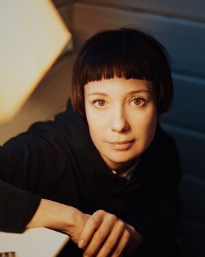 Chulpan Khamatova Instagram - Друзья, как многие из вас (надеюсь!), я сейчас на карантине. И, мне кажется, в это непростое время нужно как можно чаще обмениваться мнениями и "держаться вместе". Предлагаю встретиться завтра, 31 марта в 20.00, в аккаунте фонда  @podarizhizn и провести вечер, разговаривая обо всем,  что нас волнует! Со мной в прямом эфире будет директор фонда @shergova, потому что #ракНЕуходитнакарантин  и нашим подопечным всё также нужна помощь.
Можно заранее присылать вопросы у меня в комментариях или в комментариях под постом в аккаунте фонда. За фото спасибо: @xusha_kh
