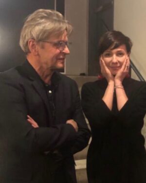 Chulpan Khamatova Instagram - Друзья, не хочу, чтобы кто-то из вас пропустил уникальную европейскую онлайн премьеру перфоманса бостонского театра Arlekin Players «ChekhovOS/an experimental game», в котором принимает участие легендарный Михаил Барышников. Поэтому вновь напоминаю, что 27 мая в 20:00 по Москве вы можете стать участником совершенно удивительного, смелого, талантливого и уникального театрального эксперимента по мотивам чеховского «Вишневого сада», в котром соединилось все: блестящая игра звезд Бродвея, и кино, и театр, и современные технологии с элементами видеоигры. Я пишу участниками, а не зрителями, потому что мы с вами окажемся в воображаемой операционной системе на компьютере Чехова, в мире, в котором его герои живут в поисках счастья. Все зарегистрировашиеся на показ подключатся к Zoom и по сути каждый из нас будет влиять на то, что будет происходить на онлайн-сцене, решать судьбу Чеховских героев - рубить ли Вишневый сад или нет?
Показ благотворительный и так как премьера Европейская все деньги будут направлены в фонд @gift_of_life_charity (это сестринский фонд нашего российского @podarizhizn ) для покупки зарубежных лекарств для детей, которые лечатся от рака в России. Но принять участие и стать благотворителем может каждый, неважно, в какой стране вы находитесь, ведь это онлайн-театр. Единственное, хочу предупредить, что спектакль на английском, но Михаил Барышников говорит свой текст по-русски. А все благотворители, сделавшие пожертвование от 50 фунтов или более, автоматически будут включены в лотерею с розыгрышем уникального подарка - книга «Вишневый сад» c именным автографом Михаила Барышникова, который будет посвящен именно Вам. Детали и билеты по ссылке в описании моего профиля.